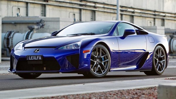 Това е автомобилът, която Lexus развиваше цяло десетилетие, и чакането си струваше. Казват, че двигателят с мощност 553 коня е един от най-прекрасно звучащите в историята. Създаден е с помощта на Yamaha. От него са произведени само 500 бройки, а Lexus LFA Nurburgring Package, който, както се разбира от името, е предназначен за пистите, бе последната кола, слязла от конвейера през 2012 г.